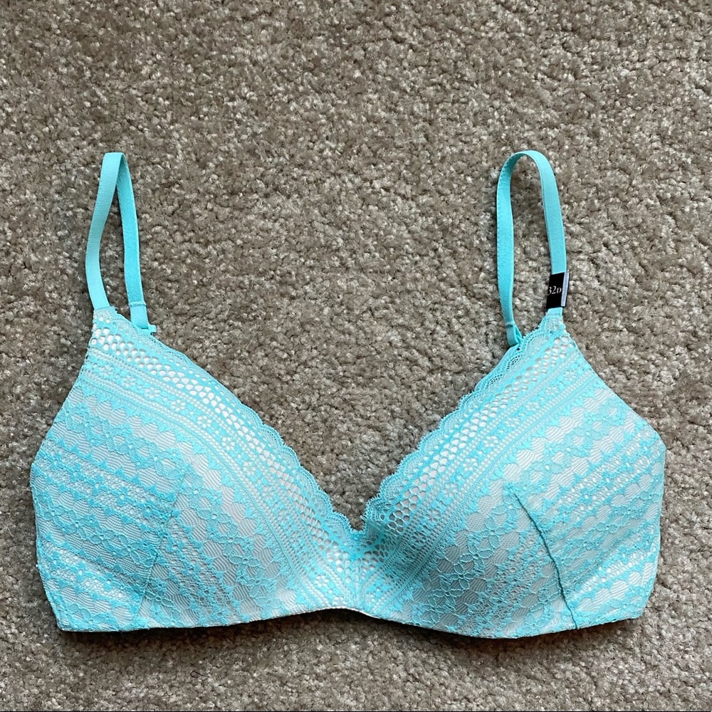 Victoria’s Secret wireless lightly lined lace bra